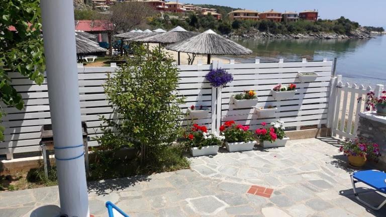 House Kokkalas On The Beach Pyrgadikia Esterno foto