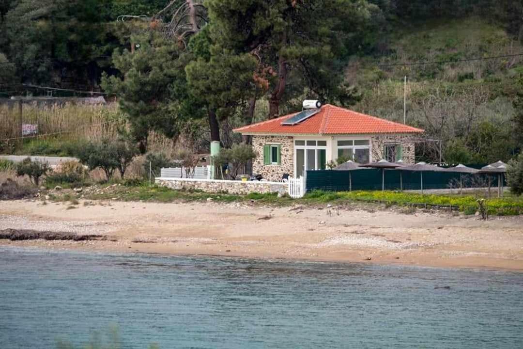 House Kokkalas On The Beach Pyrgadikia Esterno foto