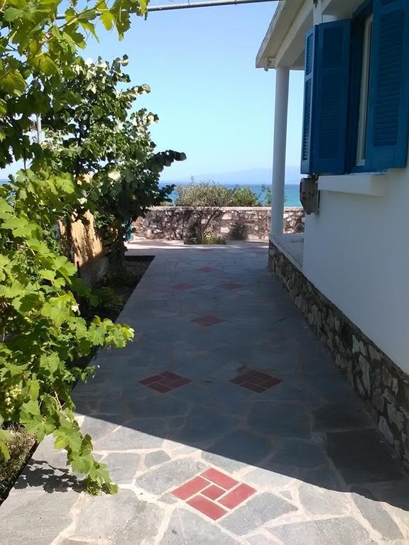 House Kokkalas On The Beach Pyrgadikia Esterno foto